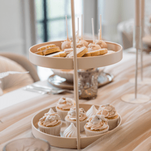 Nude etagère met 2 lagen met macarons en koekjes voor sweet table styling