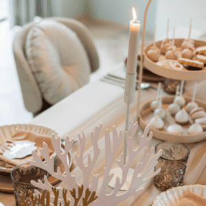 Roze etagère met 2 lagen dessert presentatie roze etagère met 2 lagen gevuld met desserts op elegante tafelsetting tijdens babyshower
