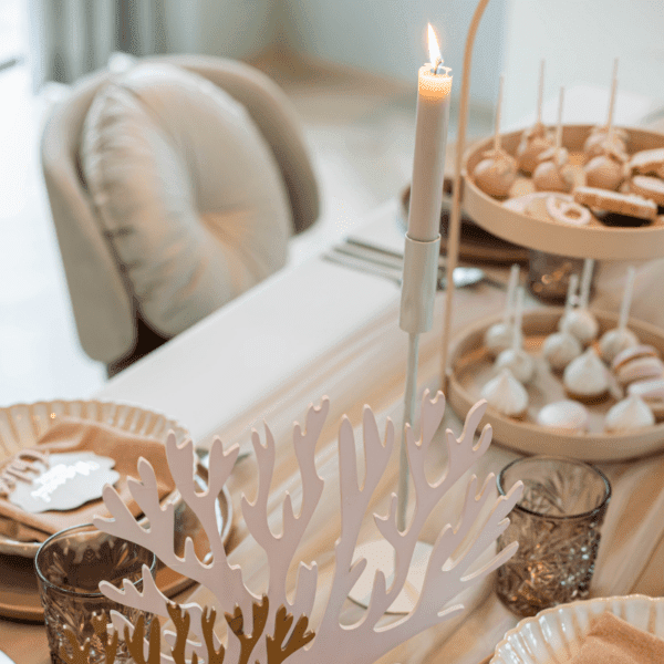 Roze etagère met 2 lagen dessert presentatie roze etagère met 2 lagen gevuld met desserts op elegante tafelsetting tijdens babyshower
