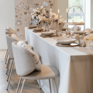 Poederroze etagère met 2 lagen op stijlvolle sweet table voor bruiloft tafelstyling