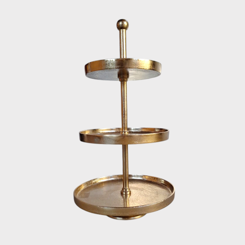 gouden etagere met drie lagen gewschikt voor decoratie high tea en bruiloften