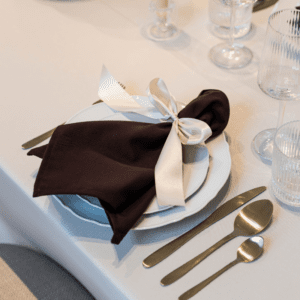 gedekte tafel met wit dinerbord met geschulpte rand en goud bestek voor bruiloft diner