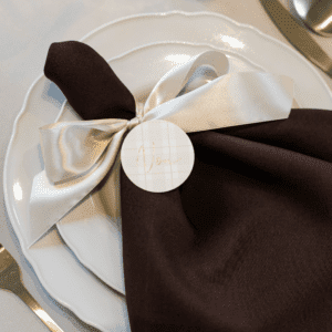 wit dinerbord tafelsetting bruiloft diner wit dinerbord met geschulpte rand met beige en bruine servetten op stijlvolle diner tafel