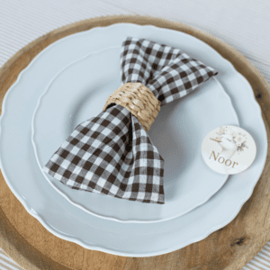 wit dinerbord met geschulpte rand met servet en strik op gedekte tafel voor 21 diner