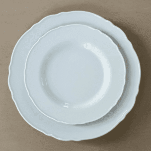 wit dinerbord met geschulpte rand wit dinerbord met geschulpte rand servies verhuur voor bruiloft, diner of babyshower
