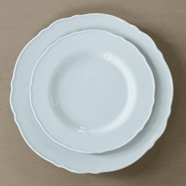 wit dinerbord met geschulpte rand wit dinerbord met geschulpte rand servies verhuur voor bruiloft, diner of babyshower