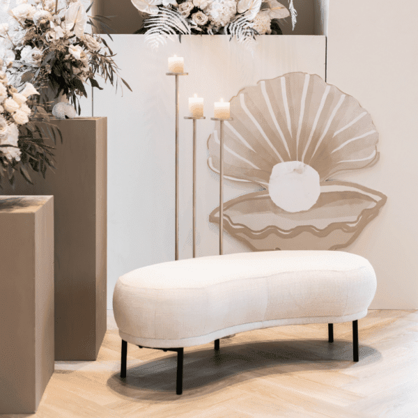 Detail trouwbankje off white Detail van off white trouwbankje zonder leuning bij elegante bruiloft styling