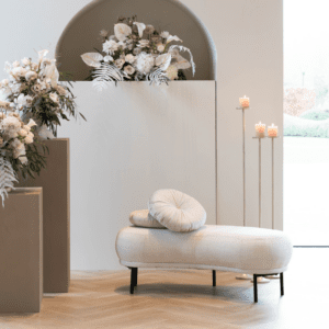 trouwbankje wit zonder leuning tijdens ceremonie op stijlvolle bruiloft setting.