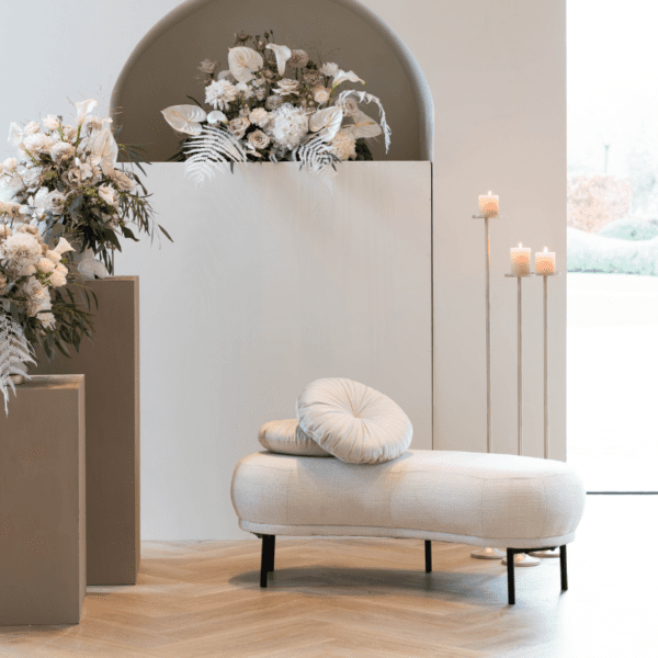 trouwbankje wit zonder leuning tijdens ceremonie op stijlvolle bruiloft setting.