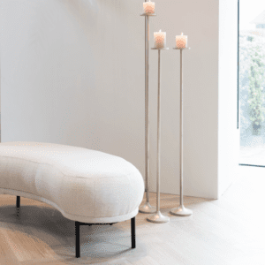 Wit ceremoniebankje zonder rugleuning voor bruidspaar tijdens trouwceremonie