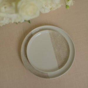 Tweekleurig wit-beige dinerbord Dinerbord met een wit en een beige vlak