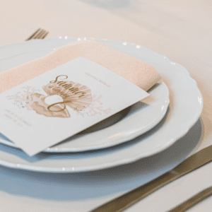 klassiek wit dinerbord met servet en menukaart voor een 21 diner tafelsetting