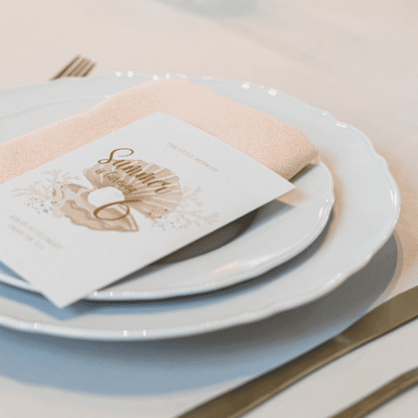 wit dinerbord 21 diner tafel klassiek wit dinerbord met servet en menukaart voor een 21 diner tafelsetting