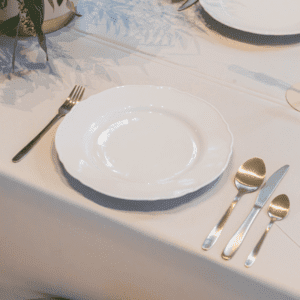 wit dinerbord met goud bestek wit klassiek dinerbord met goud bestek op elegante tafel voor diner of bruiloft