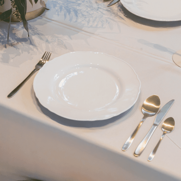 wit dinerbord met goud bestek wit klassiek dinerbord met goud bestek op elegante tafel voor diner of bruiloft