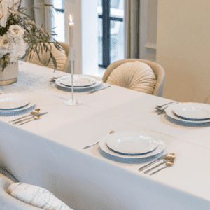 klassiek wit dinerbord bruiloft tafel lange gedekte tafel met klassieke witte dinerborden voor bruiloft diner