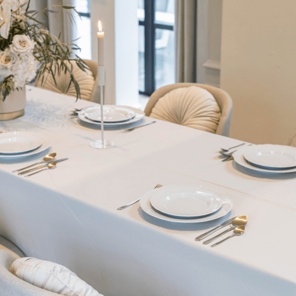 klassiek wit dinerbord bruiloft tafel lange gedekte tafel met klassieke witte dinerborden voor bruiloft diner