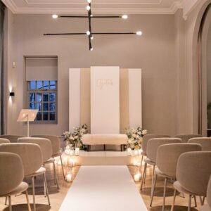 Trouwbankje wit ceremonie locatie Wit trouwbankje zonder leuning geplaatst voor ceremonie in trouwlocatie