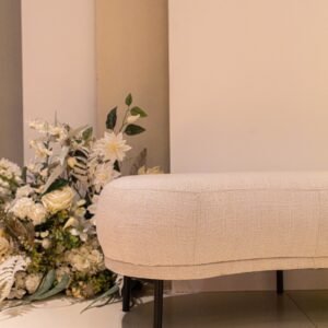 Trouwbankje wit ceremonie styling Wit trouwbankje zonder leuning met kaarsen en bloemen bij ceremonie setting