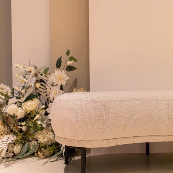 Trouwbankje wit ceremonie styling Wit trouwbankje zonder leuning met kaarsen en bloemen bij ceremonie setting