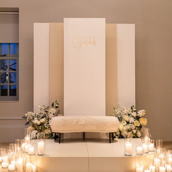 Ceremoniebankje off white bruiloft Off white ceremoniebankje zonder leuning met bloemendecoratie voor bruiloft