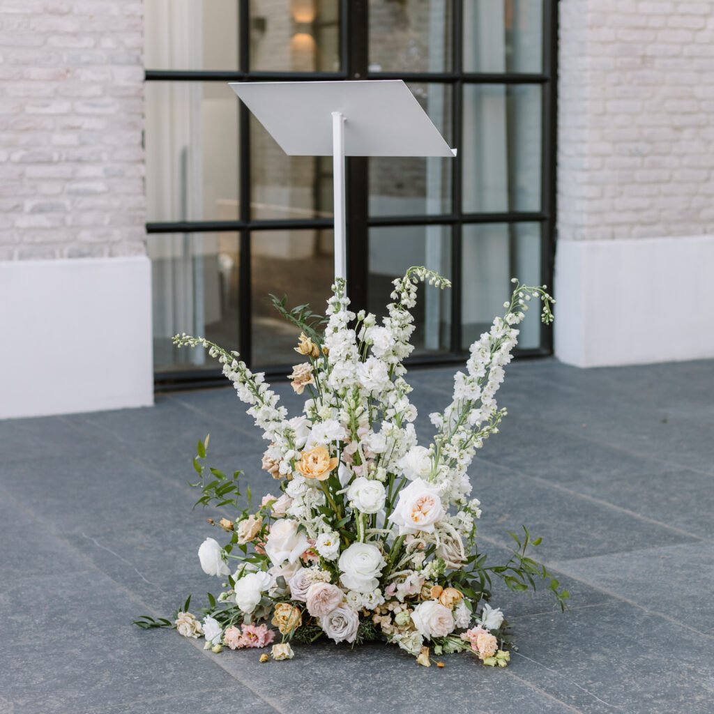 Bloemstuk bij bruiloftceremonie met witte en blush bloemen – styling bruiloft tips