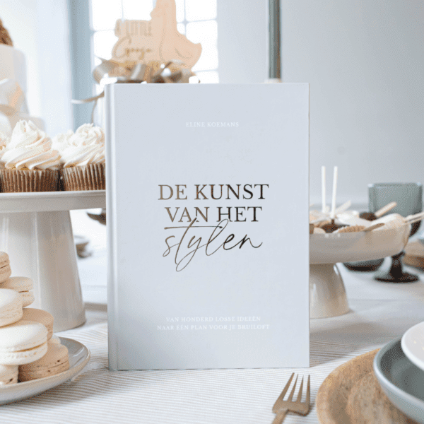 De kunst van het stylen als basis voor een sfeervolle bruiloft Het boek ‘De kunst van het stylen’ op een gedekte tafel, als gids voor overzicht en sfeer in de bruiloftsstyling