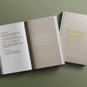 De Kunst van het Stylen – Luxe gids voor bruiloft styling en inspiratie De Kunst van het Stylen als gesloten en open versie naast elkaar, luxe gids voor tijdloze bruiloft styling