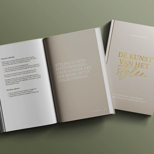 De Kunst van het Stylen – Luxe gids voor bruiloft styling en inspiratie De Kunst van het Stylen als gesloten en open versie naast elkaar, luxe gids voor tijdloze bruiloft styling