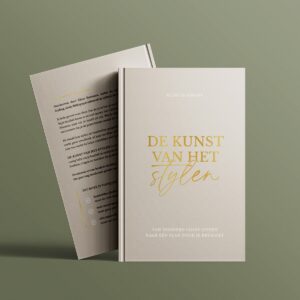 Stylingsgids bruiloft – De Kunst van het Stylen hardcover editie Hardcover stylingsgids De Kunst van het Stylen half open op tafel, luxe inspiratieboek voor stijlvolle bruiloften