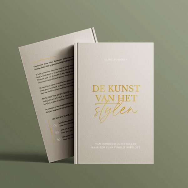 Stylingsgids bruiloft – De Kunst van het Stylen hardcover editie Hardcover stylingsgids De Kunst van het Stylen half open op tafel, luxe inspiratieboek voor stijlvolle bruiloften