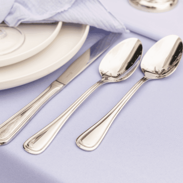 zilver bestek - Feline Styling Close-up zilverlook bestek bij bruiloftstafel