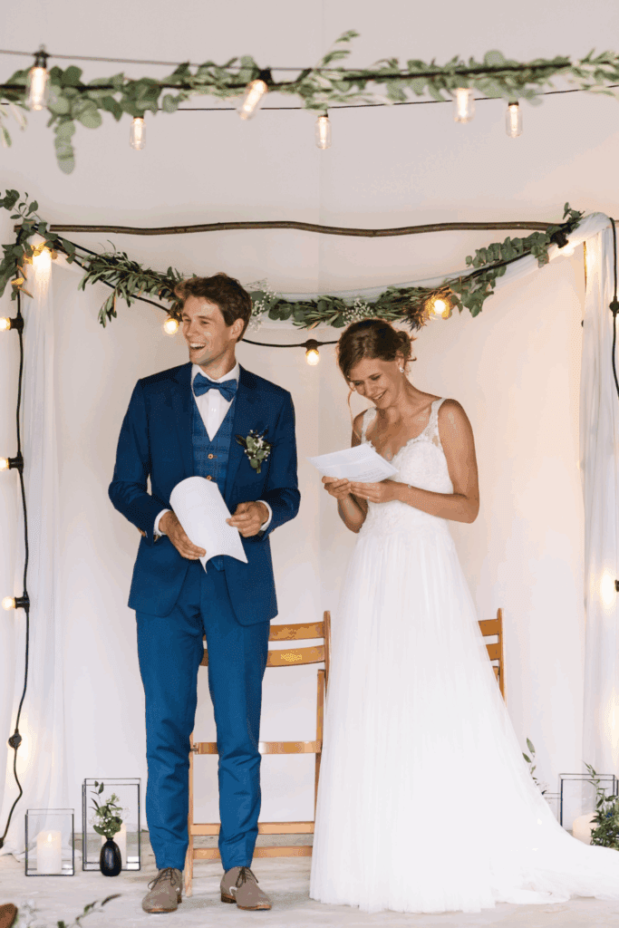 Bruid en bruidegom bij met liefde gestylde trouwsetting in schuur – Feline Styling