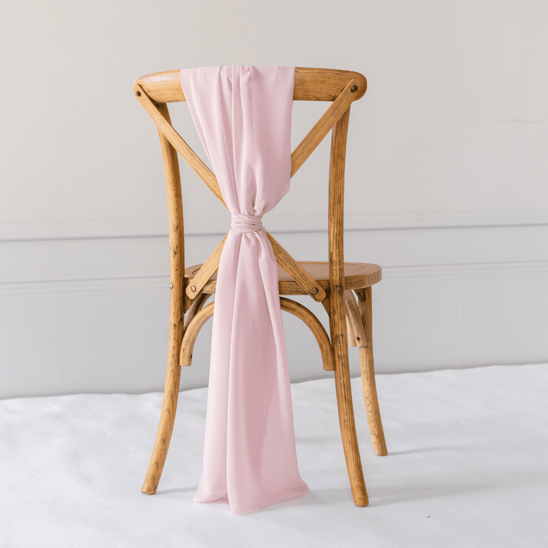 Lichtroze stoeldecoratie – stoffen stoelsjerp