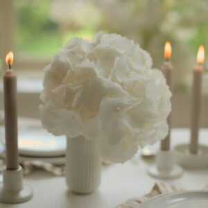 Wit ribbelvaasje huren Wit ribbelvaasje met witte hortensia tussen brandende kaarsen, als bruiloft tafelinspiratie
