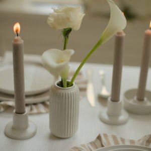 Wit ribbelvaasje met witte bloemen Babyshower tafelinspiratie met een wit keramieken ribbelvaasje, witte bloemen en kaarsen