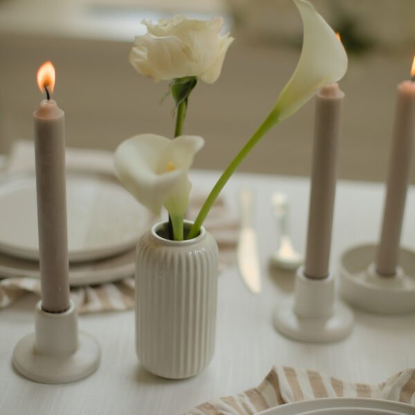 Wit ribbelvaasje met witte bloemen Babyshower tafelinspiratie met een wit keramieken ribbelvaasje, witte bloemen en kaarsen