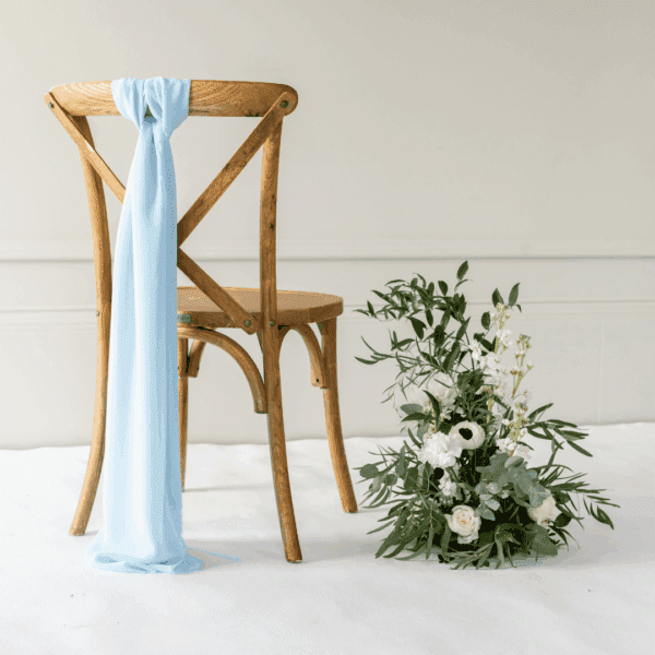 lichtblauwe chair drape lichtblauwe chair drape of stoelsjerp aan de stoelen. Deze stoeldecoratie is te huur voor bruiloften, trouwceremonies en 21-diners bij Feline Styling
