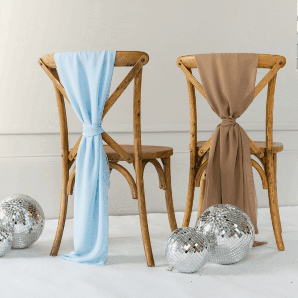 Stoeldecoratie huren – luxe stoelsjerpen in beige en blauw Stoeldecoratie huren voor bruiloft, 21-diner of babyshower – luxe stoelsjerpen in wit, beige, roze en lichtblauw.