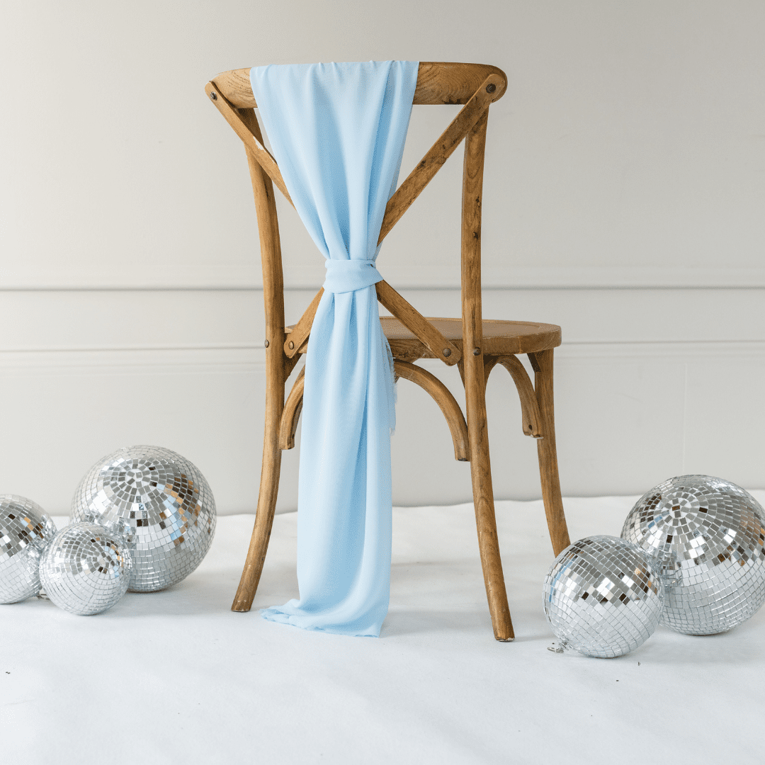Lichtblauwe stoeldecoratie – stoelsjerp van stof
