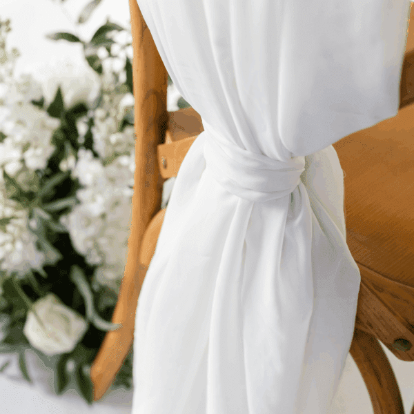 witte-stoeldecoratie-sjerp-bruiloft witte-stoelstrik-huren-bruiloft