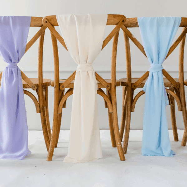 Stoeldecoratie huren – luxe stoelsjerpen in beige en blauw Stoeldecoratie huren voor bruiloft, 21-diner of babyshower – luxe stoelsjerpen in wit, beige, roze en lichtblauw.