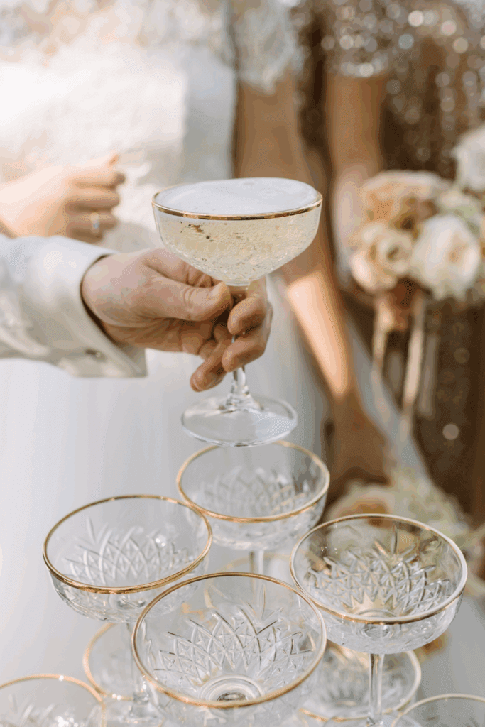 Champagnetoost met coupeglazen tijdens elegante bruiloft – luxe uitstraling binnen bruiloft budget