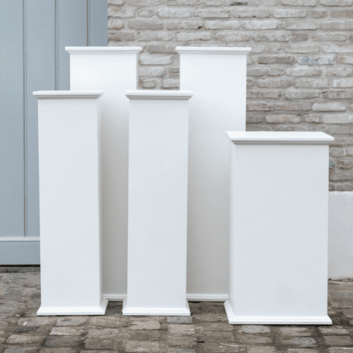 bloemenzuilen set van 5 witte sokkels voor bruiloften en events