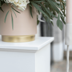 Witte vierkante presentatiesokkel van 44 x 44 cm en 80 cm hoog geschikt voor de decoratie op je bruiloft of ceremonie