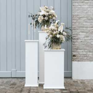 witte zuilen geschikt voor de bruiloft ceremonie