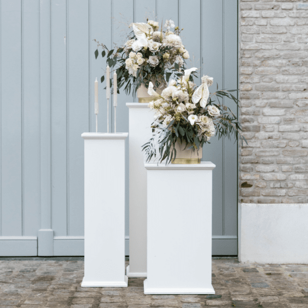 witte zuilen geschikt voor de bruiloft ceremonie