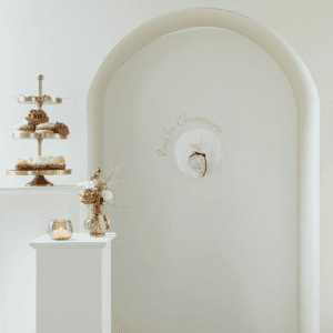 Witte presentatie zuil voor decoratie of producten op bruiloften en events