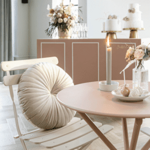 Zachte fluwelen zitkussens in lichte tint, gebruikt als extra zitplaatsen tijdens een event.