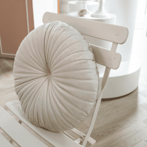 Champagnekleurige velvet zitkussens op stoeltjes tijdens een luxe bruiloftsceremonie.